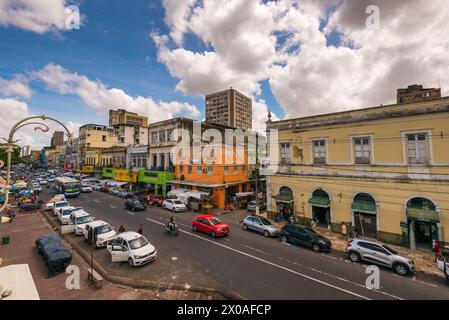 Belem, Brésil - 26 décembre 2023 : rue animée au marché Ver o Peso dans la partie historique de la ville. Banque D'Images