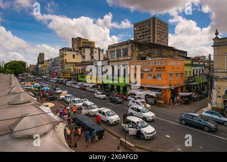 Belem, Brésil - 26 décembre 2023 : rue animée au marché Ver o Peso dans la partie historique de la ville. Banque D'Images