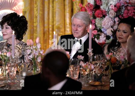 Washington, États-Unis. 10 avril 2024. L'ancien président américain Bill Clinton assiste à un dîner d'État organisé par le président Joe Biden en l'honneur de la première ministre japonaise Kishida Fumio dans la salle est de la Maison Blanche à Washington le 10 avril 2024. Photo de Yuri Gripas/Pool/Sipa USA crédit : Sipa USA/Alamy Live News Banque D'Images