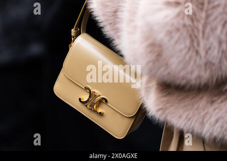 Milan, Italie - 15 janvier 2024 : femme porte un sac Céline, détails de style de rue, détail de mode Banque D'Images