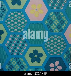 A divers motifs traditionnels japonais - floraux et géométriques, couleurs bleutées et jaune Banque D'Images