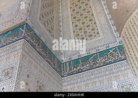 20 JUIN 2023, SAMARCANDE, OUZBÉKISTAN : mosaïque de la mosquée Bibi-Khanym, Samarcande, Ouzbékistan. Gros plan Banque D'Images