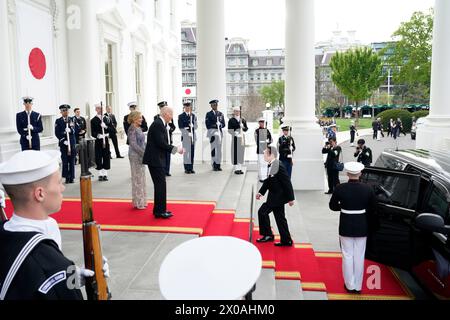 Washington, Vereinigte Staaten. 10 avril 2024. Le président AMÉRICAIN Joe Biden et la première dame Jill Biden accueillent le premier ministre japonais Kishida Fumio et Kishida Yuko pour le dîner d’État à la Maison Blanche à Washington le 10 avril 2024. Crédit : Yuri Gripas/Pool via CNP/dpa/Alamy Live News Banque D'Images