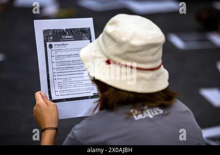 Chiang mai, Thaïlande. 10 avril 2024. Un militant tient une pancarte lors de l'événement commémoratif du 14e anniversaire pour commémorer ceux qui sont morts de la dispersion du Front Uni pour la démocratie contre la dictature (UDD) ou des manifestations de chemises rouges le 10 avril 2010 à l'Université de Chiang mai. Le 10 avril, 2010 soldats sont entrés pour nettoyer la zone dans le cadre de leur rassemblement de rue marathon par une répression militaire meurtrière dans la capitale qui a tué 91 personnes et blessé des milliers d'autres. Crédit : SOPA images Limited/Alamy Live News Banque D'Images