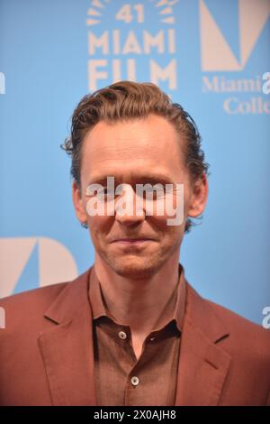 Miami, Floride, États-Unis. 09th Apr, 2024. L'acteur Tom Hiddleston participe au 41e Festival du film de Miami pour recevoir le Variety Virtuoso Award au Adrienne Arsht Center for the Performing Arts - Knight concert Hall le 9 avril 2024 à Miami, Floride. Crédit : Mpi10/Media Punch/Alamy Live News Banque D'Images