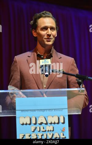 Miami, Floride, États-Unis. 09th Apr, 2024. L'acteur Tom Hiddleston participe au 41e Festival du film de Miami pour recevoir le Variety Virtuoso Award au Adrienne Arsht Center for the Performing Arts - Knight concert Hall le 9 avril 2024 à Miami, Floride. Crédit : Mpi10/Media Punch/Alamy Live News Banque D'Images