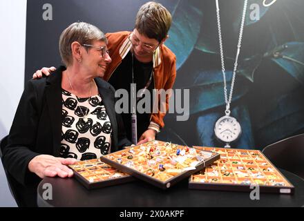 Genève, Suisse. 10 avril 2024. Des exposants suisses présentent leurs montres suspendues lors de l’exposition Watches 2024 à Genève, Suisse, le 10 avril 2024. L’exposition de cinq jours a débuté mercredi, présentant 52 marques horlogères indépendantes de renommée mondiale, dont BEHRENS et ATOWAK de Chine. Crédit : Lian Yi/Xinhua/Alamy Live News Banque D'Images