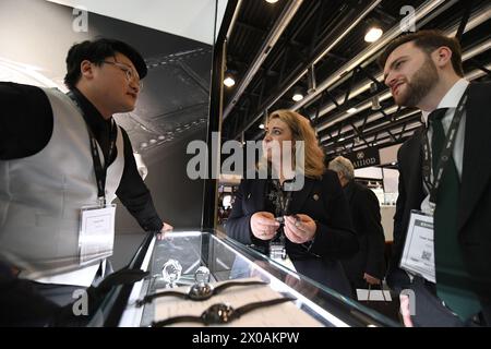 Genève, Suisse. 10 avril 2024. Les visiteurs discutent avec un membre du personnel DE BEHRENS, un exposant chinois, lors de l'exposition Time to Watches 2024 à Genève, en Suisse, le 10 avril 2024. L’exposition de cinq jours a débuté mercredi, présentant 52 marques horlogères indépendantes de renommée mondiale, dont BEHRENS et ATOWAK de Chine. Crédit : Lian Yi/Xinhua/Alamy Live News Banque D'Images