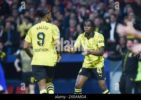 Madrid, Espagne. 10 avril 2024. Les joueurs du Borussia Dortmund célèbrent le score lors du match de football en quart de finale de la 1ère manche de l'UEFA Champions League entre l'Atlético de Madrid et le Borussia Dortmund, à Madrid, en Espagne, le 10 avril 2024. Crédit : Gustavo Valiente/Xinhua/Alamy Live News Banque D'Images