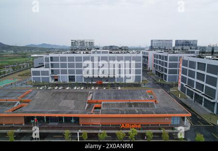HANGZHOU, CHINE - 11 AVRIL 2024 - une photo aérienne montre le centre de données Renhe d'Alibaba Zhejiang Cloud Computing dans la ville de Hangzhou, province du Zhejiang, C. Banque D'Images