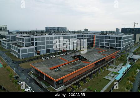 HANGZHOU, CHINE - 11 AVRIL 2024 - une photo aérienne montre le centre de données Renhe d'Alibaba Zhejiang Cloud Computing dans la ville de Hangzhou, province du Zhejiang, C. Banque D'Images