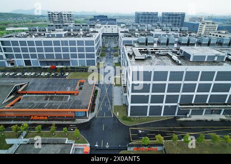 HANGZHOU, CHINE - 11 AVRIL 2024 - une photo aérienne montre le centre de données Renhe d'Alibaba Zhejiang Cloud Computing dans la ville de Hangzhou, province du Zhejiang, C. Banque D'Images
