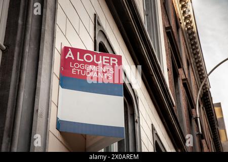 Cette image montre un panneau rouge et blanc frappant qui indique «à louer, logements étudiants», qui se traduit par «à louer, logement étudiant», ci-joint Banque D'Images