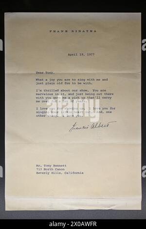 Frank Sinatra a signé 1977 lettre de remerciement exposée lors de la vente aux enchères de Julien 'Tony Bennett : a Life Well-Lived' au Ertegun Jazz Hall of Fame in Jazz A. Banque D'Images