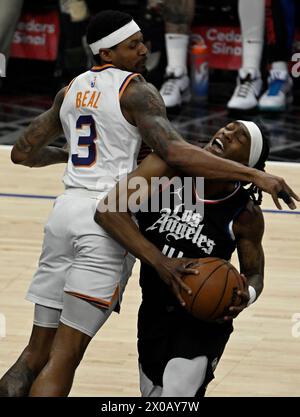 Los Angeles, États-Unis. 10 avril 2024. Le garde des Clippers de Los Angeles, Terance Mann (R), se fait fouler par le garde des Phoenix Suns, Bradley Beal (3), lors de la première mi-temps au Crypto.com Arena de Los Angeles, le mercredi 10 avril 2024. Photo par Alex Gallardo/UPI crédit : UPI/Alamy Live News Banque D'Images