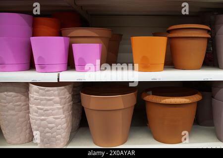 pots de fleurs vides dans un magasin ou une serre. Pots colorés pour plantes. Banque D'Images