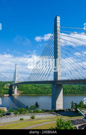 Pont et observatoire Penobscot Narrows dans le Maine, États-Unis, enjambant la rivière Penobscot avec un fond de ciel bleu clair. Banque D'Images