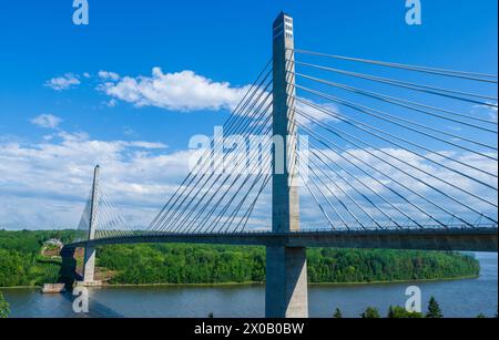 Pont et observatoire Penobscot Narrows dans le Maine, États-Unis, enjambant la rivière Penobscot avec un fond de ciel bleu clair. Banque D'Images