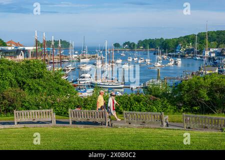 Vue panoramique du port de Camden, dans le Maine, États-Unis. Voiliers et yachts amarrés, et bâtiments en bord de mer. Les gens marchant dans le Harbor Park par une journée ensoleillée Banque D'Images