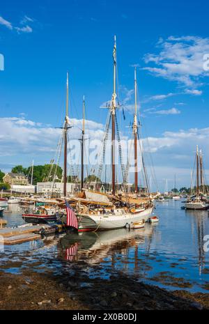 Majestueux grand voilier avec un drapeau américain. La goélette à voile Mary Day, un croiseur windjammer à deux mâts, accosté à Camden Harbor, dans le Maine. Banque D'Images