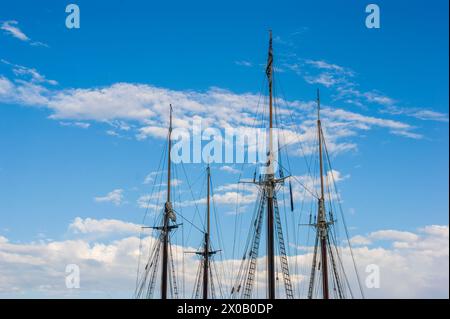 Les mâts de deux grands voiliers contre un ciel bleu clair. Les goélettes à voile françaises Mary Day et Lewis R sont des croiseurs windjammer à deux mâts à voile topsail. Banque D'Images