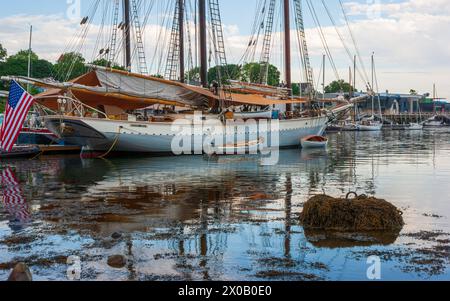 Majestueux grand voilier avec un drapeau américain. La goélette à voile Mary Day, un croiseur windjammer à deux mâts, accosté à Camden Harbor, dans le Maine. Banque D'Images