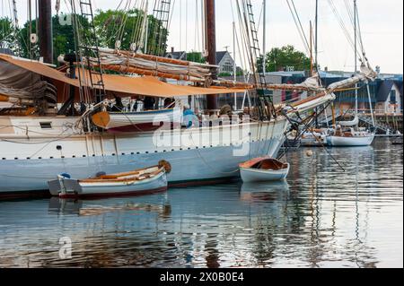 Vue détaillée de la goélette à voile Mary Day, un croiseur windjammer à deux mâts, amarré à Camden Harbor, dans le Maine, avec de petits bateaux à proximité. Banque D'Images