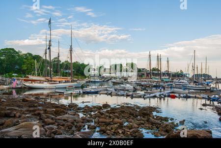 La goélette à voile Mary Day, un croiseur windjammer à deux mâts, amarré dans le pittoresque port de Camden, dans le Maine, avec un drapeau américain. Banque D'Images