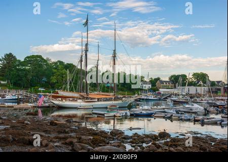 La goélette à voile Mary Day, un croiseur windjammer à deux mâts, amarré dans le pittoresque port de Camden, dans le Maine, avec un drapeau américain. Banque D'Images