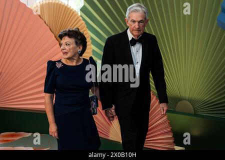 Washington, Vereinigte Staaten. 10 avril 2024. L'honorable Jerome Powell, Président de la réserve fédérale des États-Unis et MRS Elissa Leonard arrivent pour le dîner d'État organisé par le président des États-Unis Joe Biden et la première dame Dr Jill Biden honorant le premier ministre Kishida Fumio et Mme Yuko Kishida du Japon dans le quartier des libraires de la Maison Blanche à Washington, DC le mercredi 10 avril 2024. Crédit : Tierney L. Cross/CNP/dpa/Alamy Live News Banque D'Images