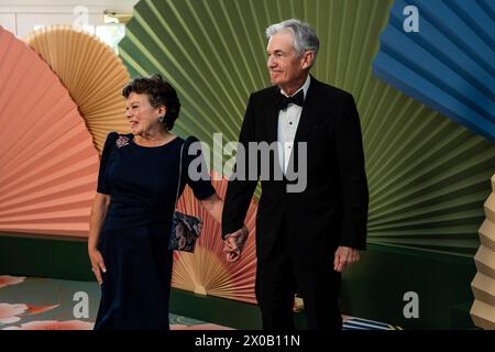 Washington, Vereinigte Staaten. 10 avril 2024. L'honorable Jerome Powell, Président de la réserve fédérale des États-Unis et MRS Elissa Leonard arrivent pour le dîner d'État organisé par le président des États-Unis Joe Biden et la première dame Dr Jill Biden honorant le premier ministre Kishida Fumio et Mme Yuko Kishida du Japon dans le quartier des libraires de la Maison Blanche à Washington, DC le mercredi 10 avril 2024. Crédit : Tierney L. Cross/CNP/dpa/Alamy Live News Banque D'Images