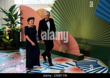 Washington, Vereinigte Staaten. 10 avril 2024. L'honorable Jerome Powell, Président de la réserve fédérale des États-Unis et MRS Elissa Leonard arrivent pour le dîner d'État organisé par le président des États-Unis Joe Biden et la première dame Dr Jill Biden honorant le premier ministre Kishida Fumio et Mme Yuko Kishida du Japon dans le quartier des libraires de la Maison Blanche à Washington, DC le mercredi 10 avril 2024. Crédit : Tierney L. Cross/CNP/dpa/Alamy Live News Banque D'Images