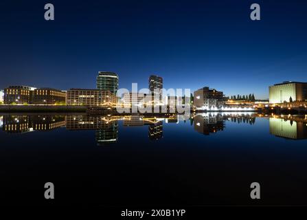 Berlin, Allemagne. 11 avril 2024. Des bâtiments résidentiels et commerciaux nouvellement construits se dressent sur les rives de la Spree. Crédit : Soeren Stache/dpa/Alamy Live News Banque D'Images