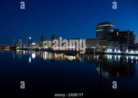 Berlin, Allemagne. 11 avril 2024. Des bâtiments résidentiels et commerciaux nouvellement construits se dressent sur les rives de la Spree. Crédit : Soeren Stache/dpa/Alamy Live News Banque D'Images