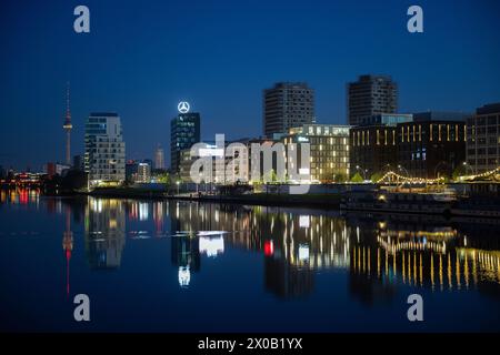 Berlin, Allemagne. 11 avril 2024. Des bâtiments résidentiels et commerciaux nouvellement construits se dressent sur les rives de la Spree. Crédit : Soeren Stache/dpa/Alamy Live News Banque D'Images