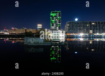 Berlin, Allemagne. 11 avril 2024. Des bâtiments résidentiels et commerciaux nouvellement construits se dressent sur les rives de la Spree. Crédit : Soeren Stache/dpa/Alamy Live News Banque D'Images