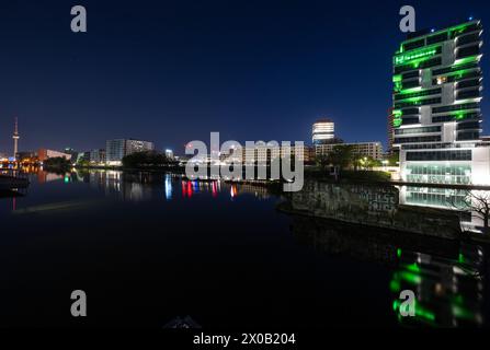 Berlin, Allemagne. 11 avril 2024. Des bâtiments résidentiels et commerciaux nouvellement construits se dressent sur les rives de la Spree. Crédit : Soeren Stache/dpa/Alamy Live News Banque D'Images