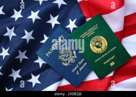 Passeport du Nigeria avec passeport américain sur les États-Unis d'Amérique drapeau plié de près Banque D'Images