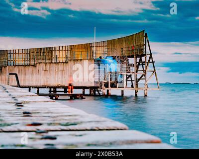 Baignade en plein air dans la maison de bains Snegen Søbad à Kastrup Copenhagen Øresun Banque D'Images