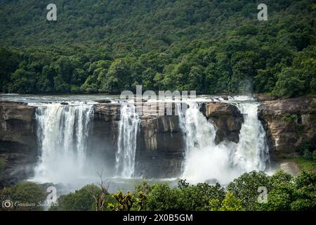 Cascades Athirapally, les plus grandes cascades du Kerala en été Banque D'Images