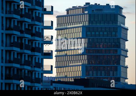 Berlin, Allemagne. 11 avril 2024. Des bâtiments résidentiels et commerciaux nouvellement construits se dressent sur les rives de la Spree. Crédit : Soeren Stache/dpa/Alamy Live News Banque D'Images