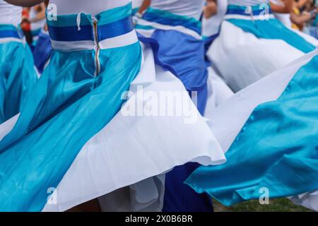 Des femmes de Maracatu, une activité artistique culturelle et religieuse brésilienne, se tenant par la main dans un geste de paix, de célébration, de respect et d’amitié Banque D'Images