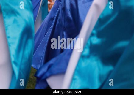Des femmes de Maracatu, une activité artistique culturelle et religieuse brésilienne, se tenant par la main dans un geste de paix, de célébration, de respect et d’amitié Banque D'Images
