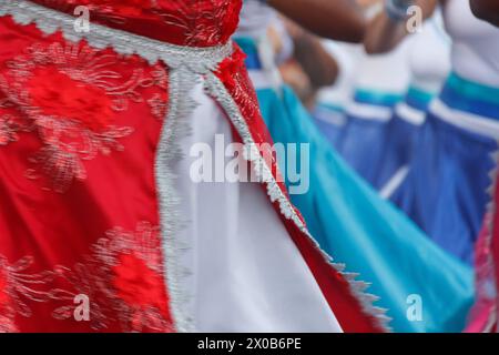 Des femmes de Maracatu, une activité artistique culturelle et religieuse brésilienne, se tenant par la main dans un geste de paix, de célébration, de respect et d’amitié Banque D'Images