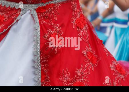 Des femmes de Maracatu, une activité artistique culturelle et religieuse brésilienne, se tenant par la main dans un geste de paix, de célébration, de respect et d’amitié Banque D'Images