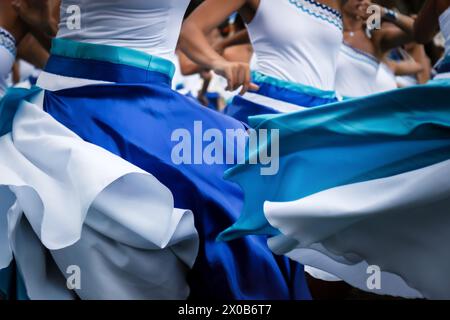 Des femmes de Maracatu, une activité artistique culturelle et religieuse brésilienne, se tenant par la main dans un geste de paix, de célébration, de respect et d’amitié Banque D'Images