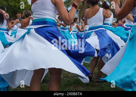 Des femmes de Maracatu, une activité artistique culturelle et religieuse brésilienne, se tenant par la main dans un geste de paix, de célébration, de respect et d’amitié Banque D'Images