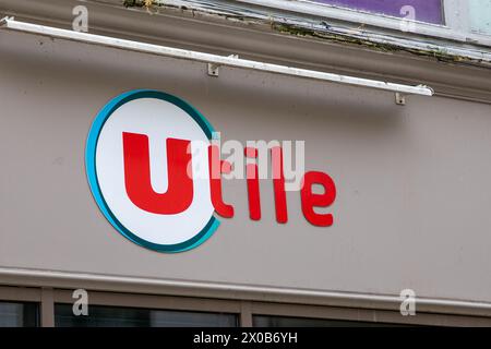 Bordeaux , France - 04 10 2024 : super U utile supermarché logo texte marque U signe texte façade de magasin de marché en france Banque D'Images