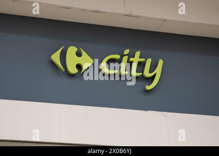 Bordeaux , France - 04 10 2024 : logo de la marque carrefour City et signe de texte vert chaîne de façade de locale ville magasin entrée magasin supermarché faca Banque D'Images