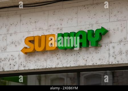 Bordeaux , France - 04 10 2024 : Subway logo signe et texte de marque façade restaurant American fast food of US chaîne de restaurants franchise entrée Banque D'Images